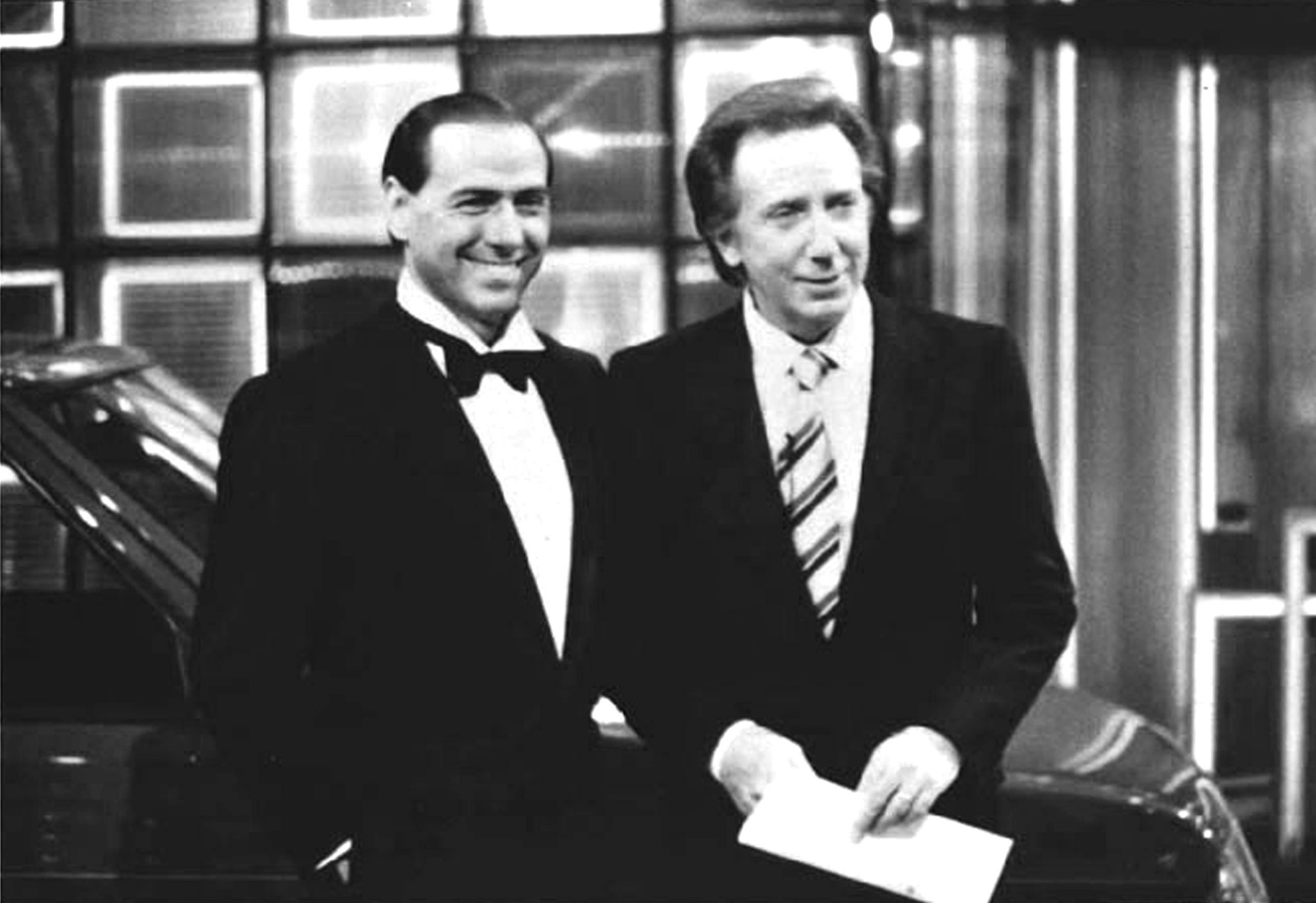 Silvio Berlusconi (a sinistra) con Mike Bongiorno (a sinistra) su un set di Telemilano 58 (fonte Giornale di Sicilia)