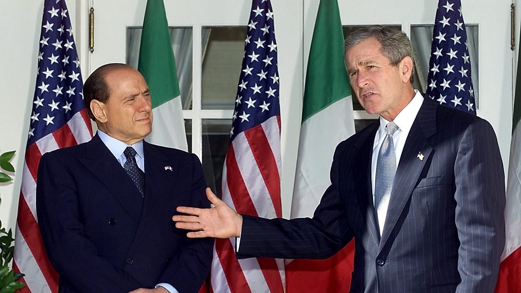 Il premier italiano, Silvio Berlusconi, insieme al Presidente statunitense, George W. Bush, si incontrano alla Casa Bianca, a Washington, il 15 gennaio 2001