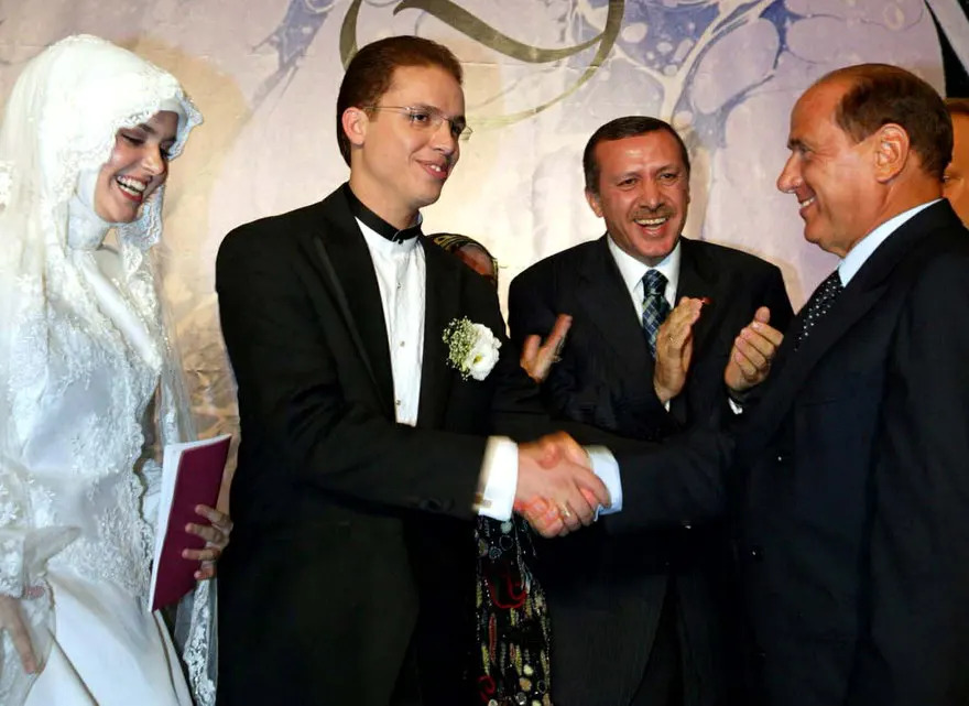 L'allora premier Silvio Berlusconi, in qualità di testimone di nozze, stringe le mani allo sposo, Bilal Erdogan. Di fianco, la sposa Reyyan Uzuner, e il padre di Bilal, l'allora Primo ministro turco Recep Tayyip Erdogan