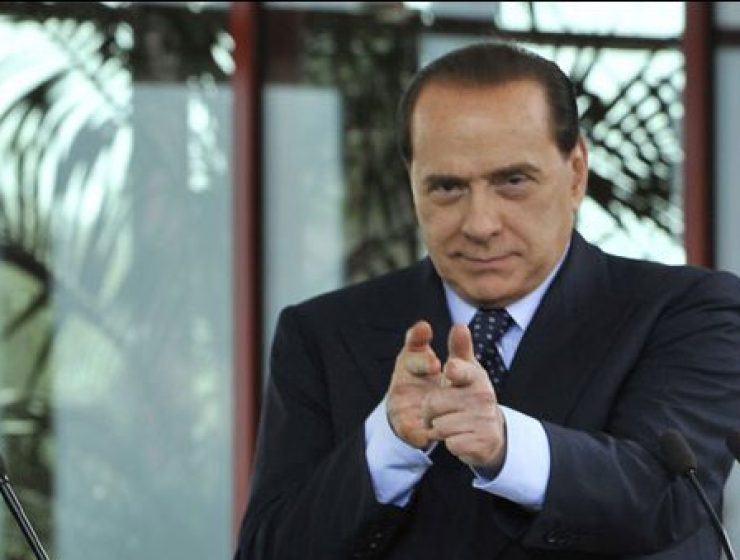 Silvio Berlusconi, insieme a Vladimir Putin, fa il gesto del fucile ai giornalisti