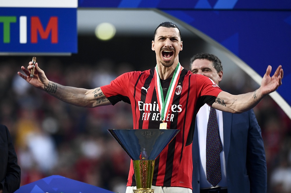 Zlatan Ibrahimovic festeggia la vittoria dello scudetto 2021-2022. La medaglia al collo, un sigaro in mano, le braccia aperte nella sua esultanza tipica