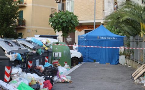 I cassonetti vicino ai quali è stato abbandonato il cadavere di Michelle Maria Causo a Primavalle (Roma)