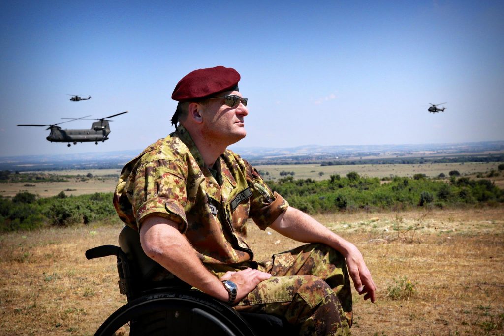 Il tenente colonnello Gianfranco Paglia, decorato di Medaglia d'oro al Valor Militare, ha scelto di non arrendersi alle ferite. Oggi è diventato un punto di riferimento, non solo per i militari in condizioni di disabilità.