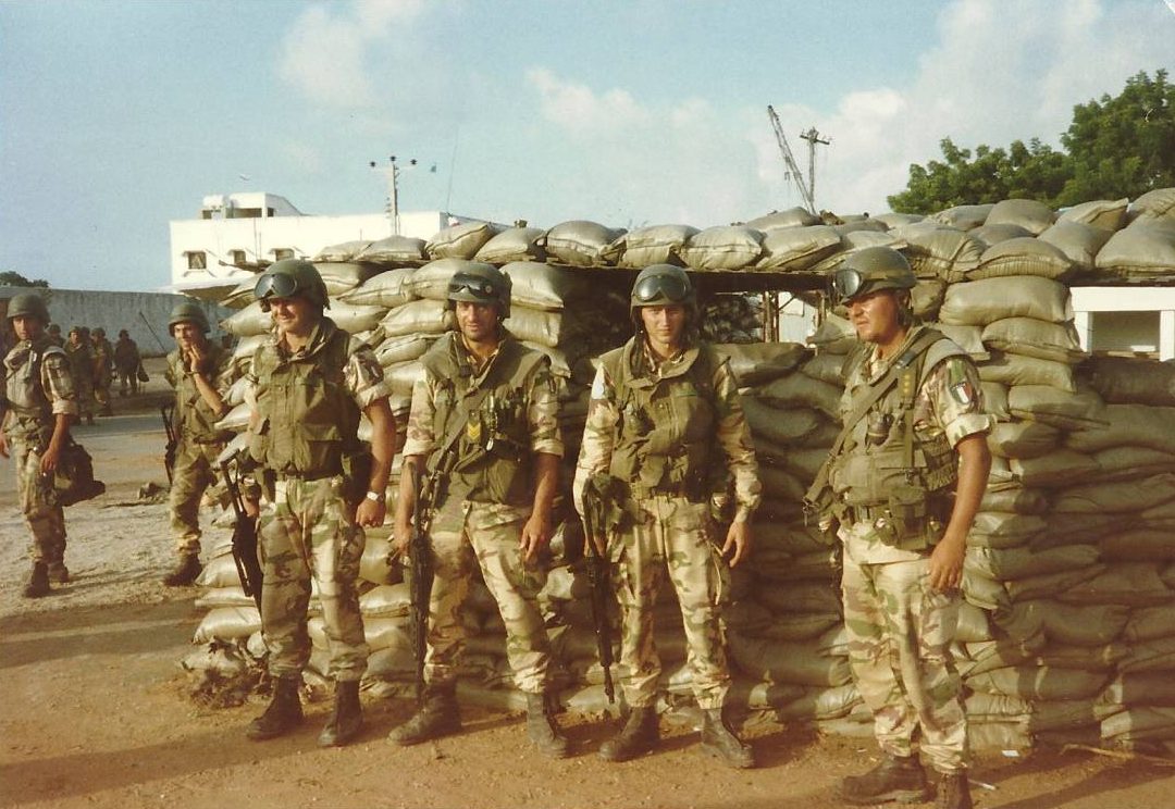 Alcuni paracadutisti della "Folgore" posano davanti a una postazione a Mogadiscio. Molti dei militari in Somalia erano in servizio di leva (fonte Il Giornale)