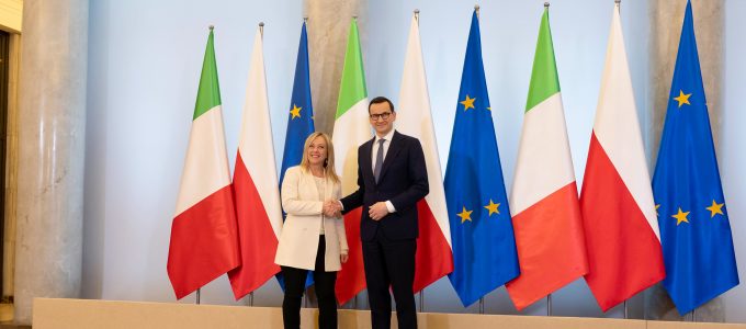 La presidente del Consiglio Giorgia Meloni e il suo omologo polacco Mateusz Morawiecki a Varsavia al convegno di studi del gruppo dei Conservatori e Riformisti Europei (ECR)