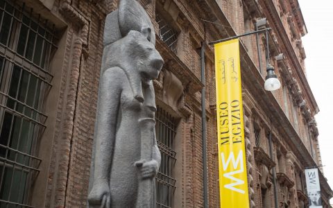 La facciata del museo con la replica della statua della dea Sekhmet