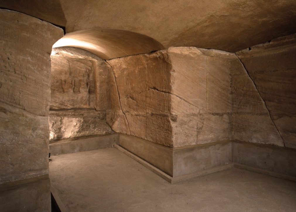 L'interno del tempio di Ellesija. Una volta entrati nel piccolo spazio ci si dimentica di essere nella Torino del XXI secolo