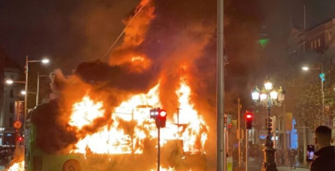 Autobus incendiato a Dublino