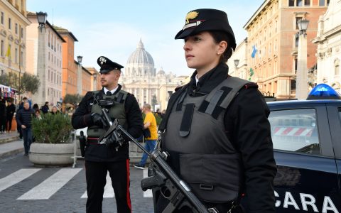 Due carabinieri impegnati in un presidio di sicurezza a Roma.