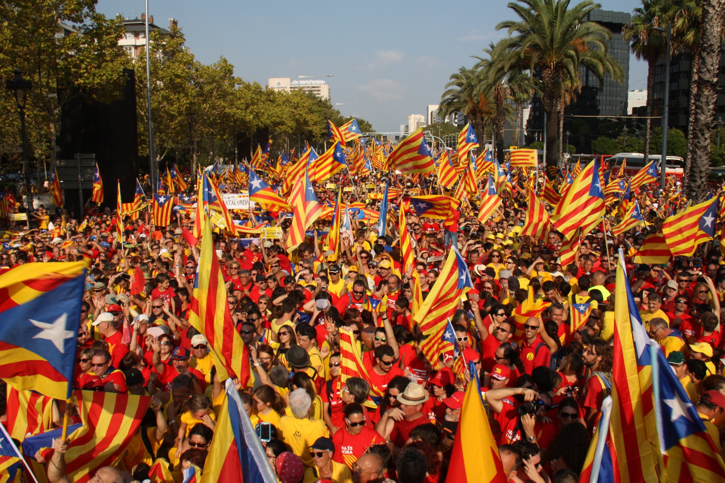 Una delle grandi manifestazioni indipendentiste in Catalogna nel 2017, a ridosso del referendum illegale che rischiò di spessare l'unità nazionale spagnola.