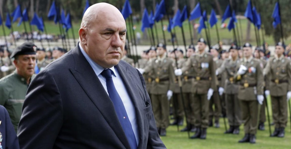 Il ministro della Difesa Guido Crosetto è da tempo impegnato nella riforma delle Forze Armate, partendo dall'ascolto delle necessità dei vertici militari.