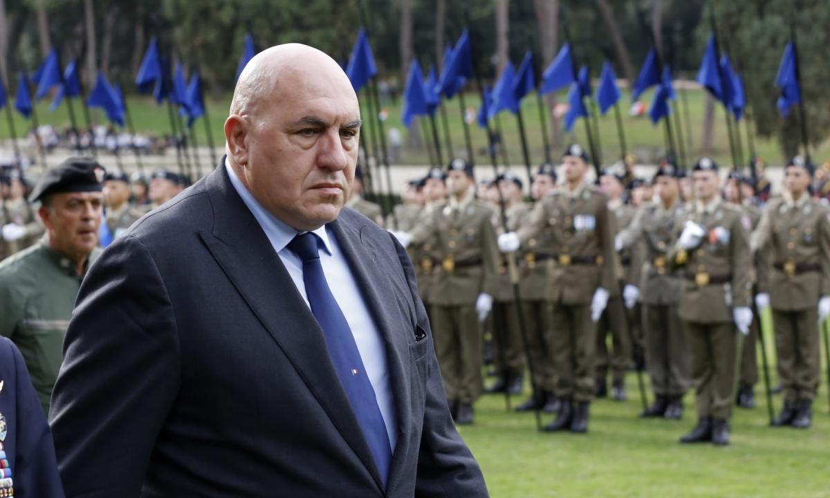 Il ministro della Difesa Guido Crosetto è da tempo impegnato nella riforma delle Forze Armate, partendo dall'ascolto delle necessità dei vertici militari.