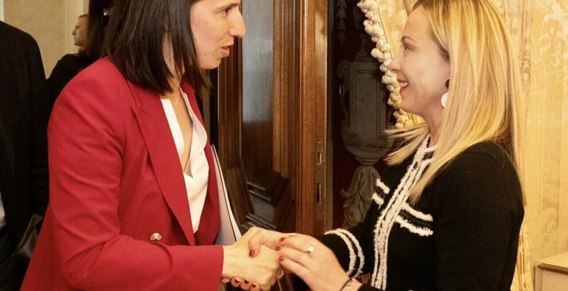 Elly Schlein, segretaria Pd, e Giorgia Meloni, presidente del Consiglio, sono le due grandi protagoniste della politica contemporanea. La polemica tra Salvini e Landini rischia di danneggiare i piani di entrambe.