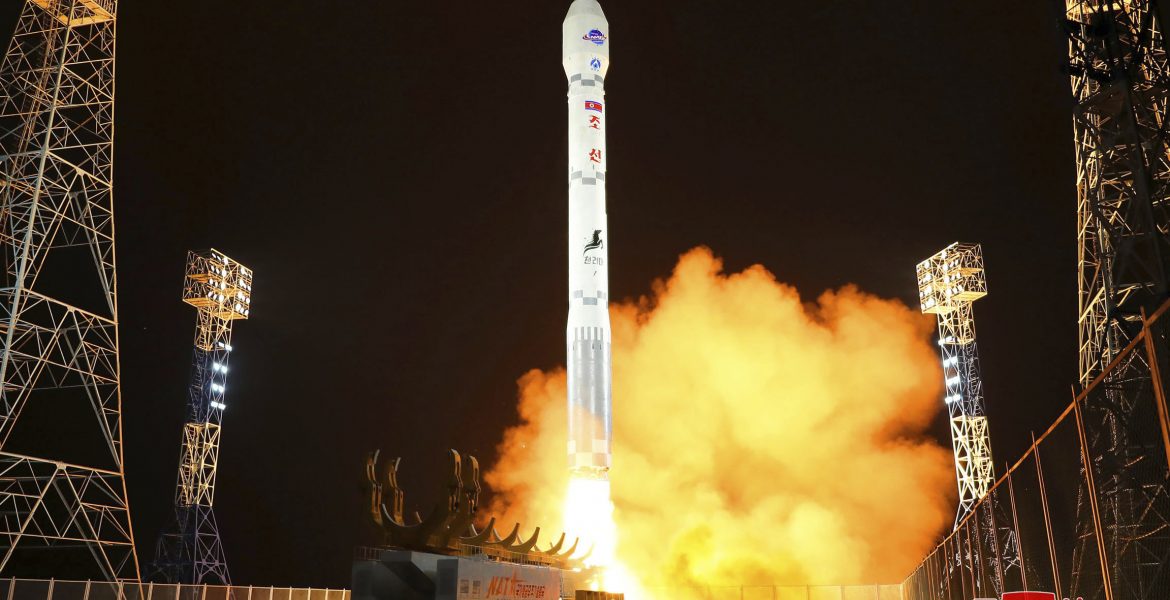Il momento del decollo del razzo con il satellite Malligyong-1 a bordo.