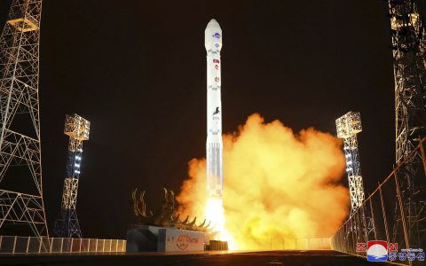 Il momento del decollo del razzo con il satellite Malligyong-1 a bordo.