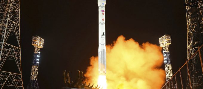 Il momento del decollo del razzo con il satellite Malligyong-1 a bordo.
