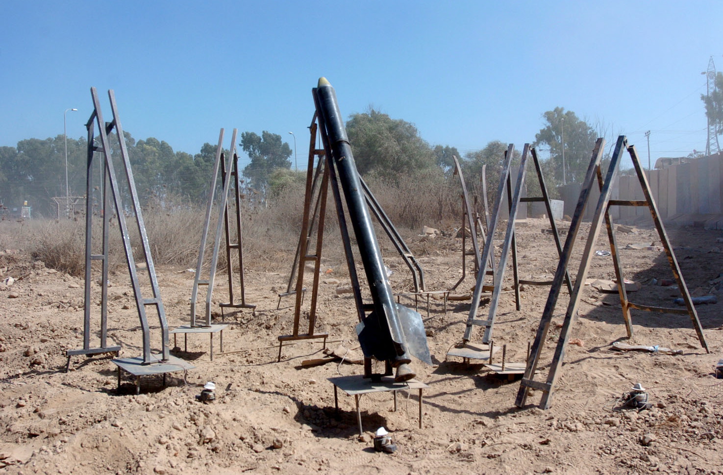 Un razzo Qassam in posizione di lancio. Osservandolo si nota quanto sia rudimentale nella forma e nella realizzazione.