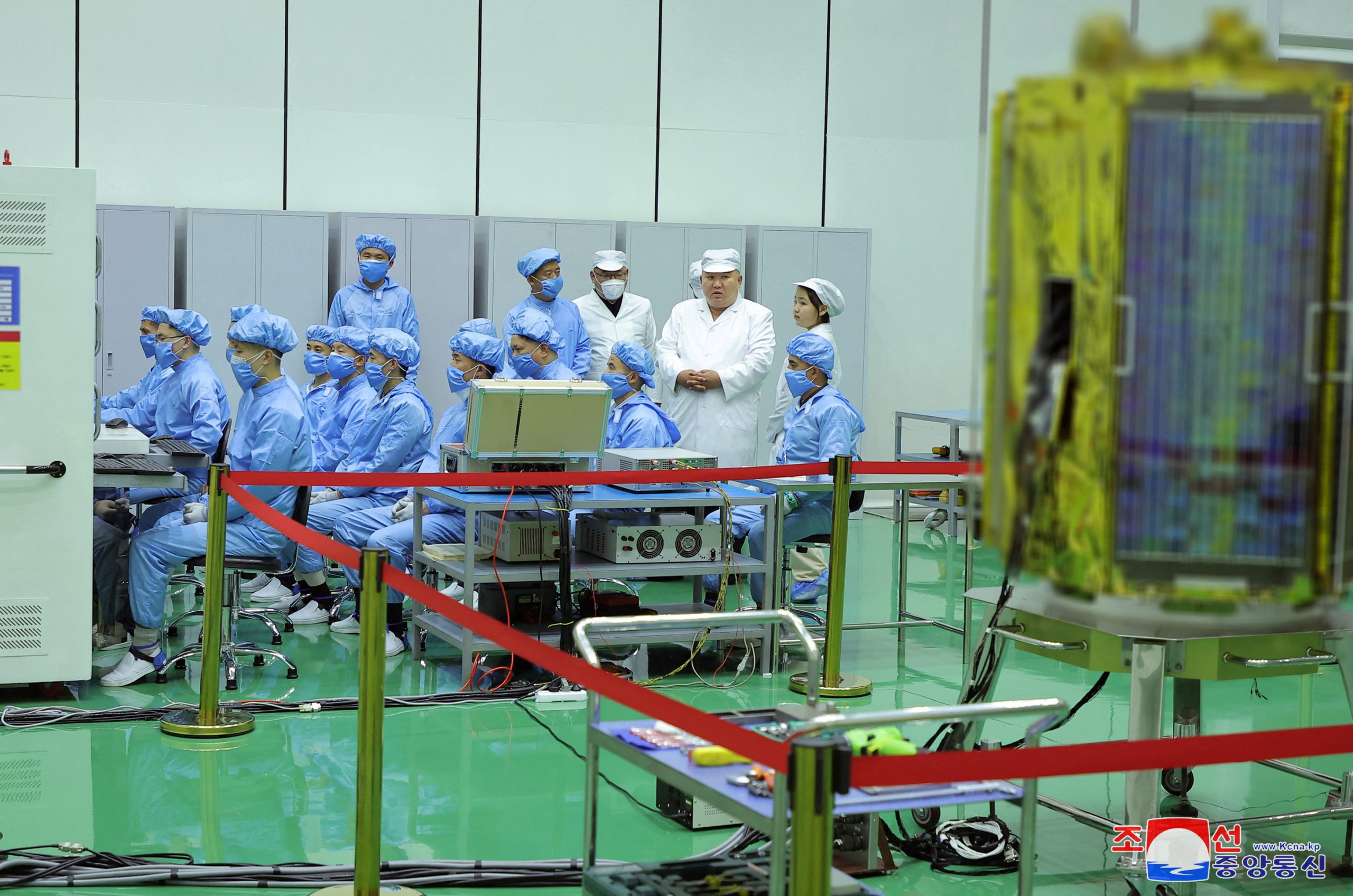 Il satellite Mallingyong-1 prima di essere installato sul vettore che lo ha portato in orbita.