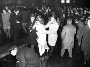 La grande manifestazione del 7 dicembre 1968: uova, cachi e vernice rossa lanciati contro pellicce e smoking