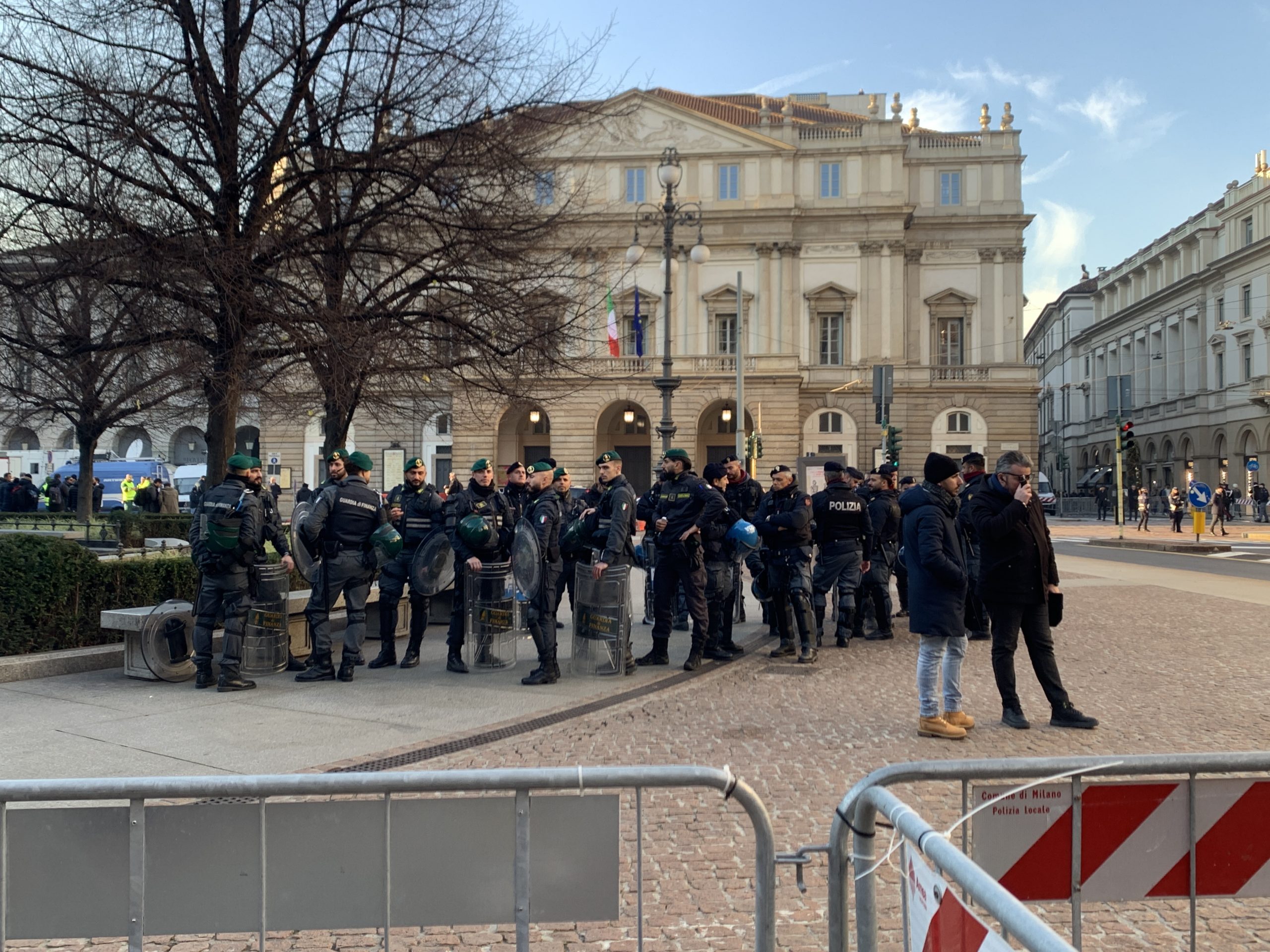 Gli agenti di polizia incaricati della sorveglianza della piazza. Per tutto il pomeriggio non si sono registrate tensioni. Anzi, carabinieri e poliziotti sono apparsi sempre sorridenti e tranquilli.