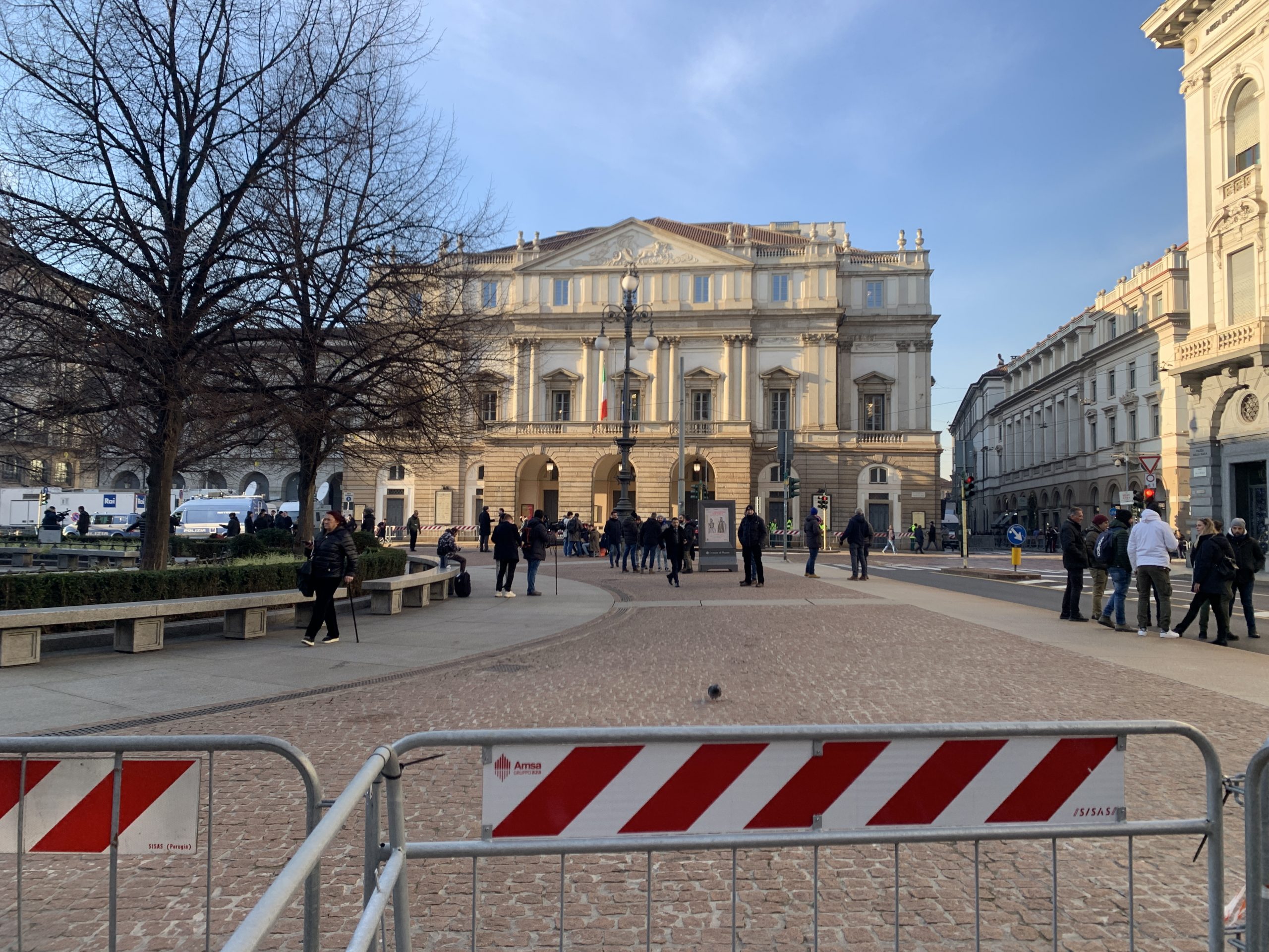 Piazza della Scala quasi vuota: le transenne impedivano ai passanti di avvicinarsi al Teatro. A loro diposizione solo un corridoio largo appena una ventina di metri.