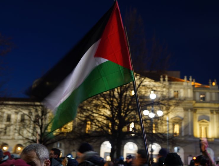 Una bandiera palestinese sventola davanti al Teatro alla Scala poco prima dell'inaugurazione della stagione 2023-2024
