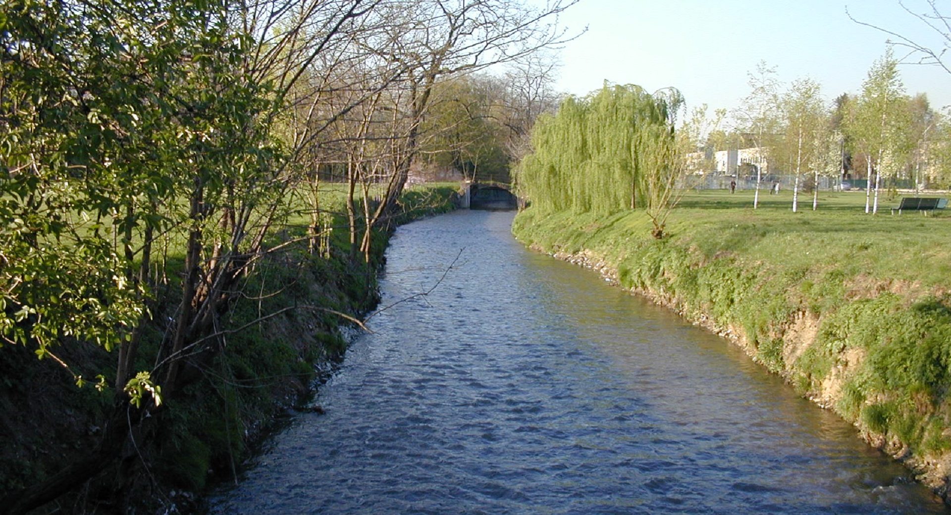 Una veduta del fiume Seveso nel suo tratto scoperto fuori città