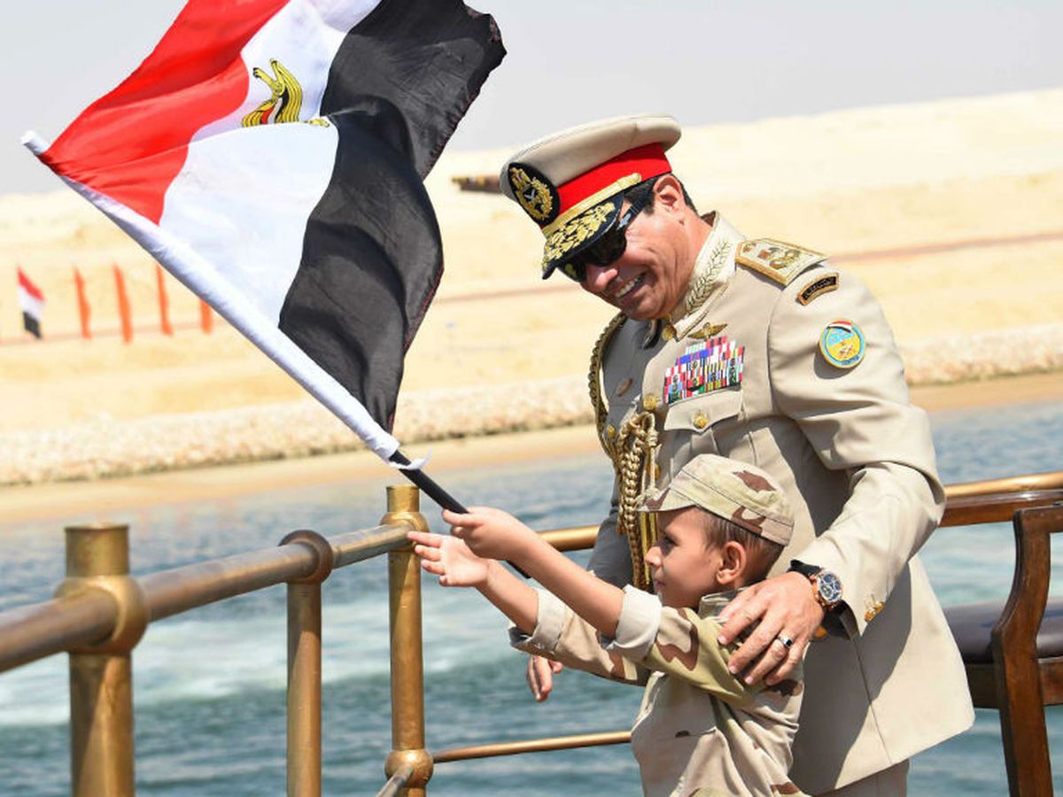 Il presidente al-Sisi in uniforme militare all'inaugurazione del raddoppio del canale di Suez (2014). Al-Sisi, prima che presidente, è stato un generale con una lunga carriera militare alle spalle.