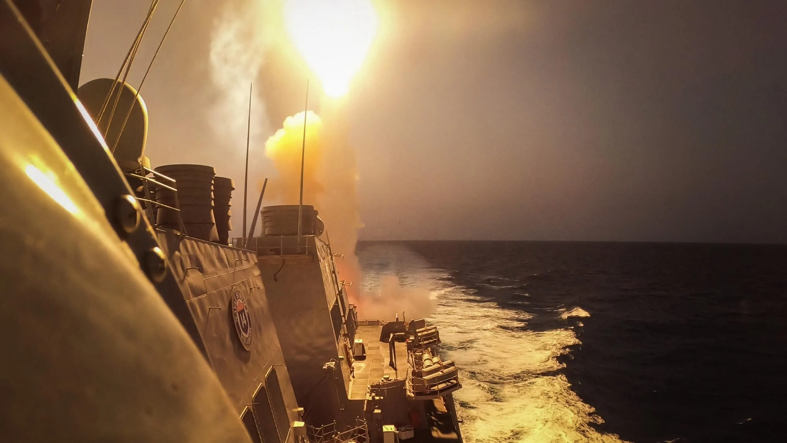 Il cacciatorpediniere USS Carney (classe Arleigh Burke) durante il lancio di missili intercettori SM-2 nel Mar Rosso. Lo scatto è stato effettuato durante una delle recenti operazioni di interdizione contro gli ordigni Houthi.
