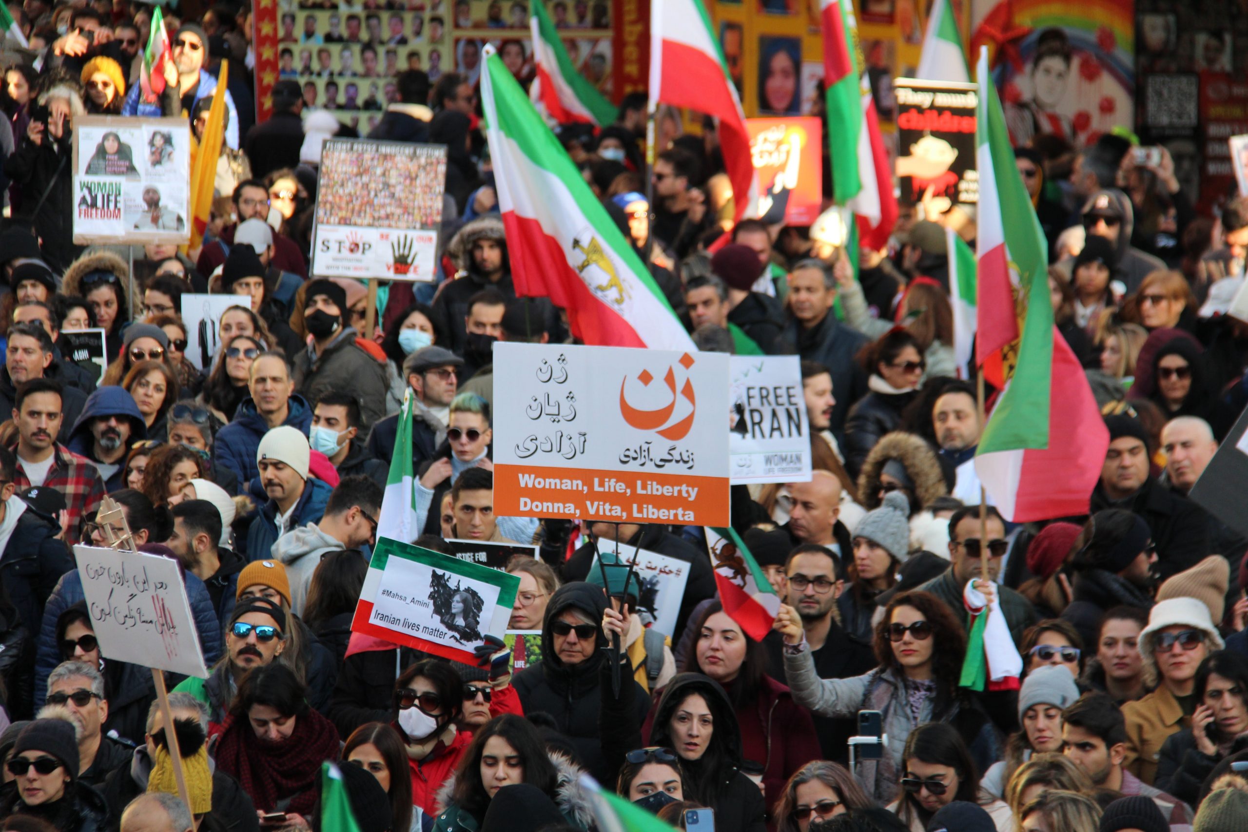 Protesta iraniana al grido di:" Donna, vita e libertà"
