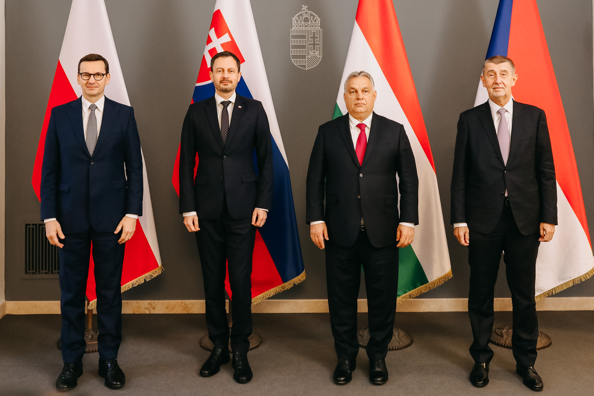In questa foto del 2021 i primi ministri dei quattro paesi del "Blocco di Visegrad", l'alleanza informale dei Paesi più euro-scettici dell'Europa orientale. Da sinistra l'allora premier polacco Morawiecki, lo slovacco Heger, l'ungherese Orban e il ceco Babish. Oggi solo Orban è rimasto al suo posto