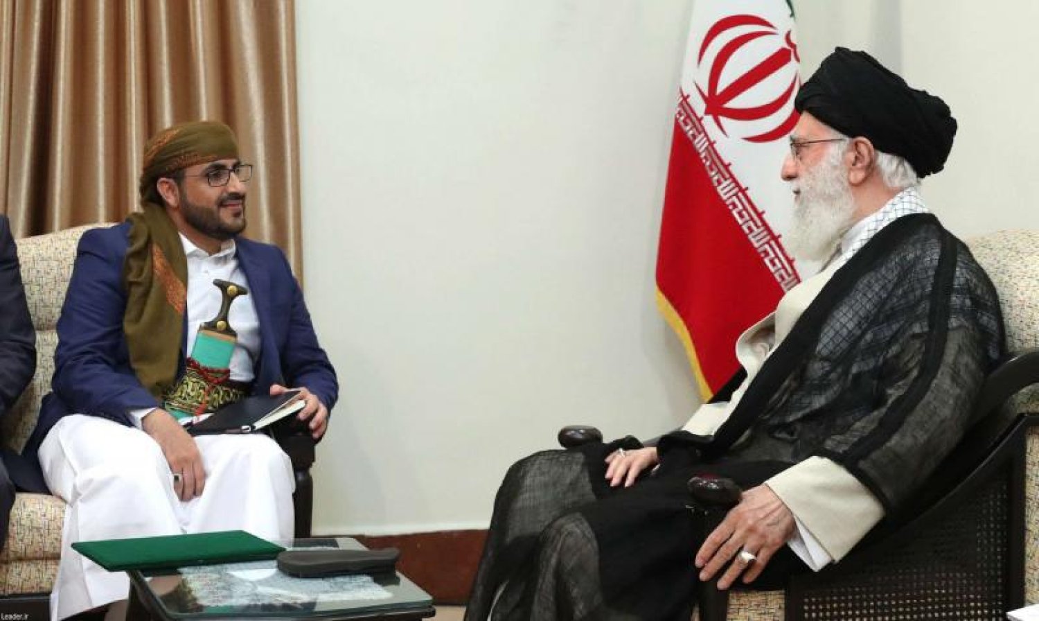 Il portavoce degli Houthi, Mohammed Abdul-Salam (a sinistra) ha incontrato la guida suprema dell'Iran, l'ayatollah Ali Khamenei (a destra) nell'agosto 2019.