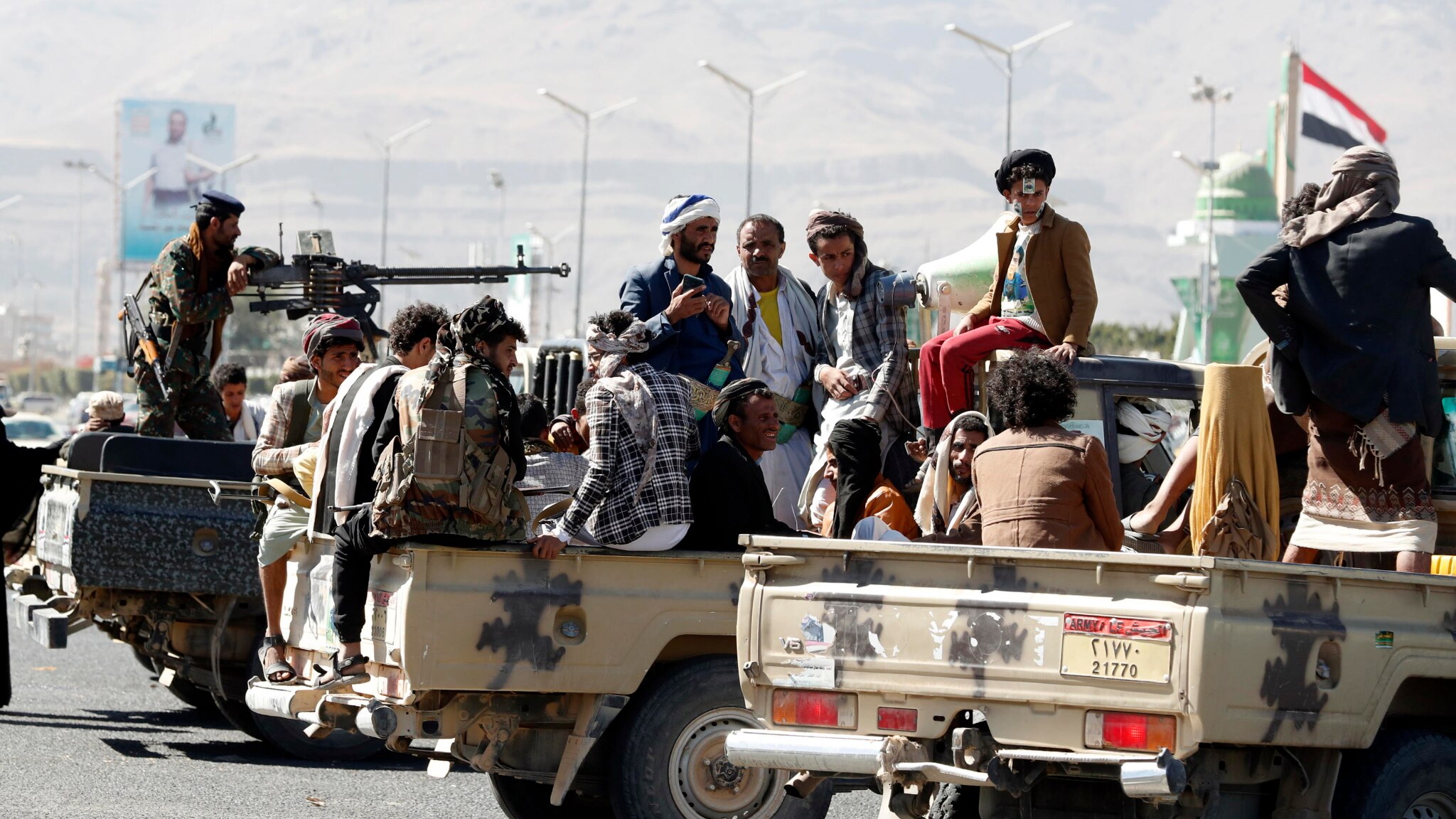 Alcuni miliziani Houthi sui loro furgoni. La milizia si è formata nel 2004 come evoluzione di un precedente movimento culturale giovanile.