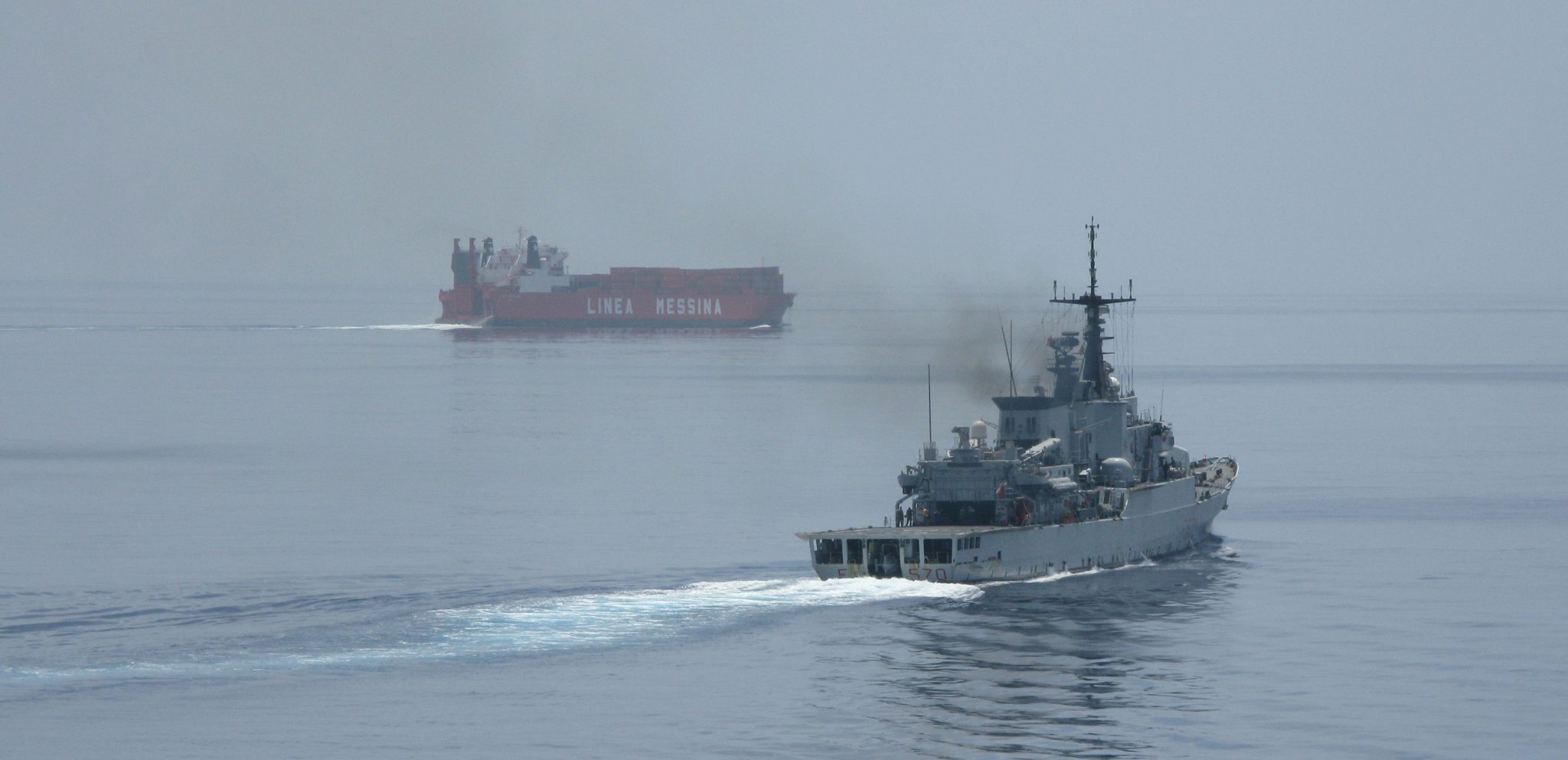 La fregata "Maestrale" (F570) della Marina Militare scorta un mercantile italiano durante gli anni '90. La nave partecipò alla missione "Golfo 2" nel 1990-91.