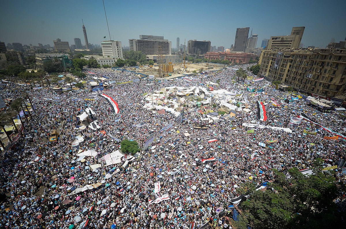 Un'immagine delle celebri proteste in piazza Tahrir, al Cairo, che diedero inizio alla rivoluzione egiziana contro il regime militare di Hosni Mubarak. A quasi tredici anni di distanza la situazione politica dell'Egitto sembra essere tornata al punto di partenza.