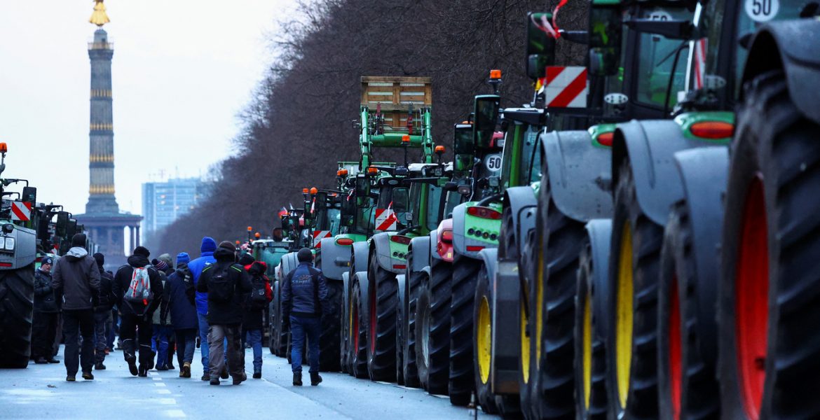 Gli agricoltori tedesci protestano nelle strade di Berlino
