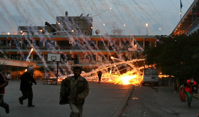 Pioggia di fosforo bianco su Gaza.