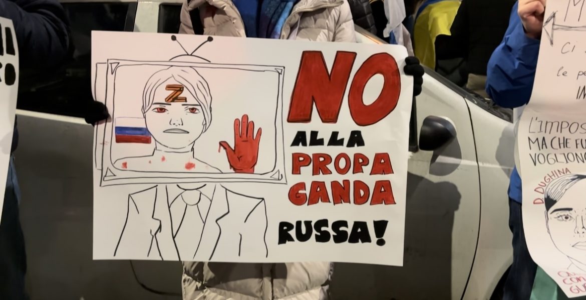 La protesta contro la propaganda russa davanti a una libreria di estrema destra a Milano