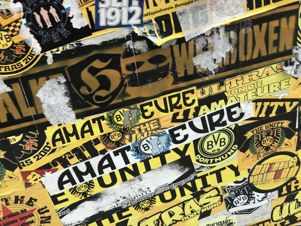 Un muro a Dortmund coperto da sticker del Bvb