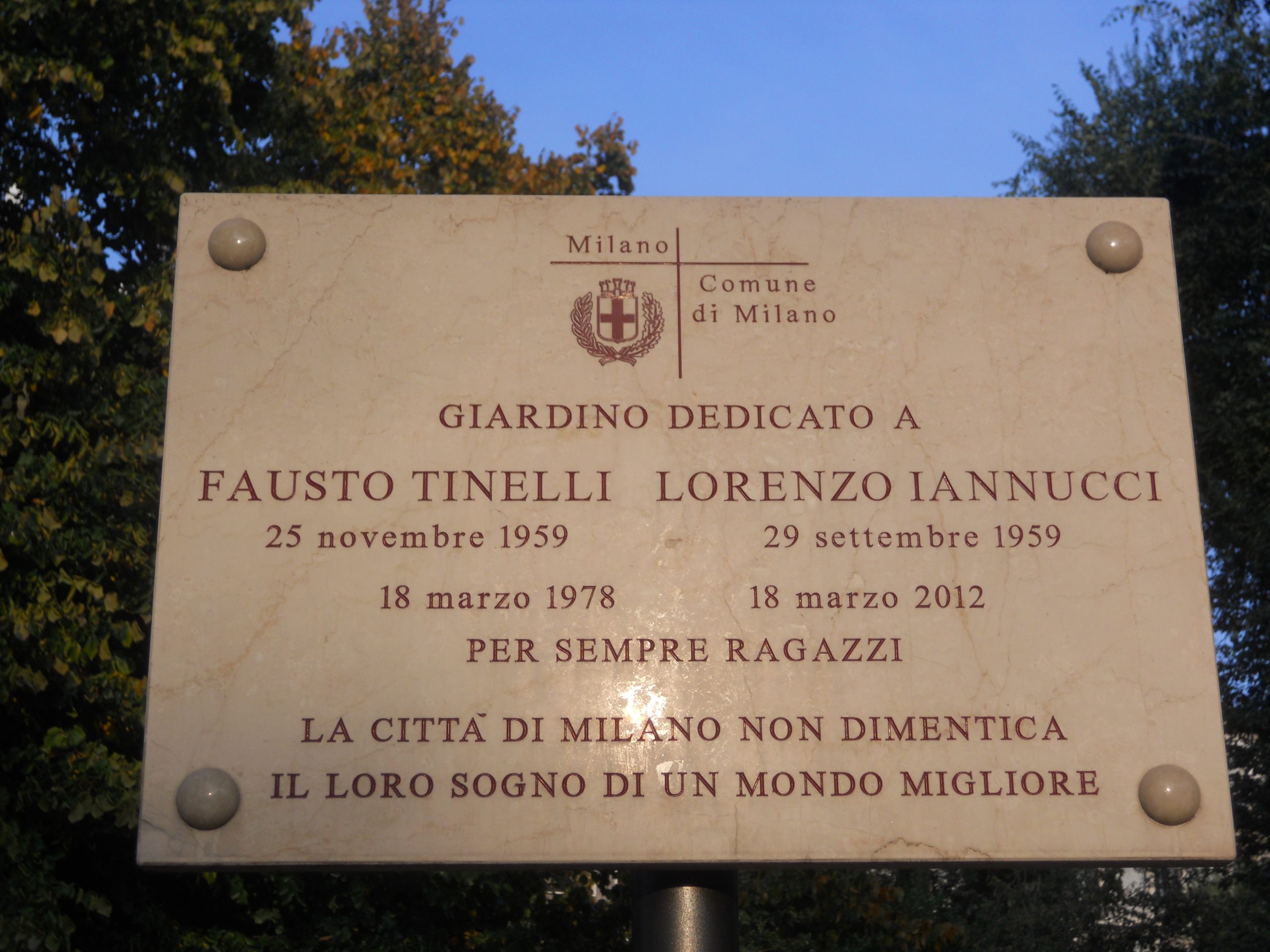 La targa all'interno del giardino dedicato a Fausto Tinelli e Lorenzo Iannucci