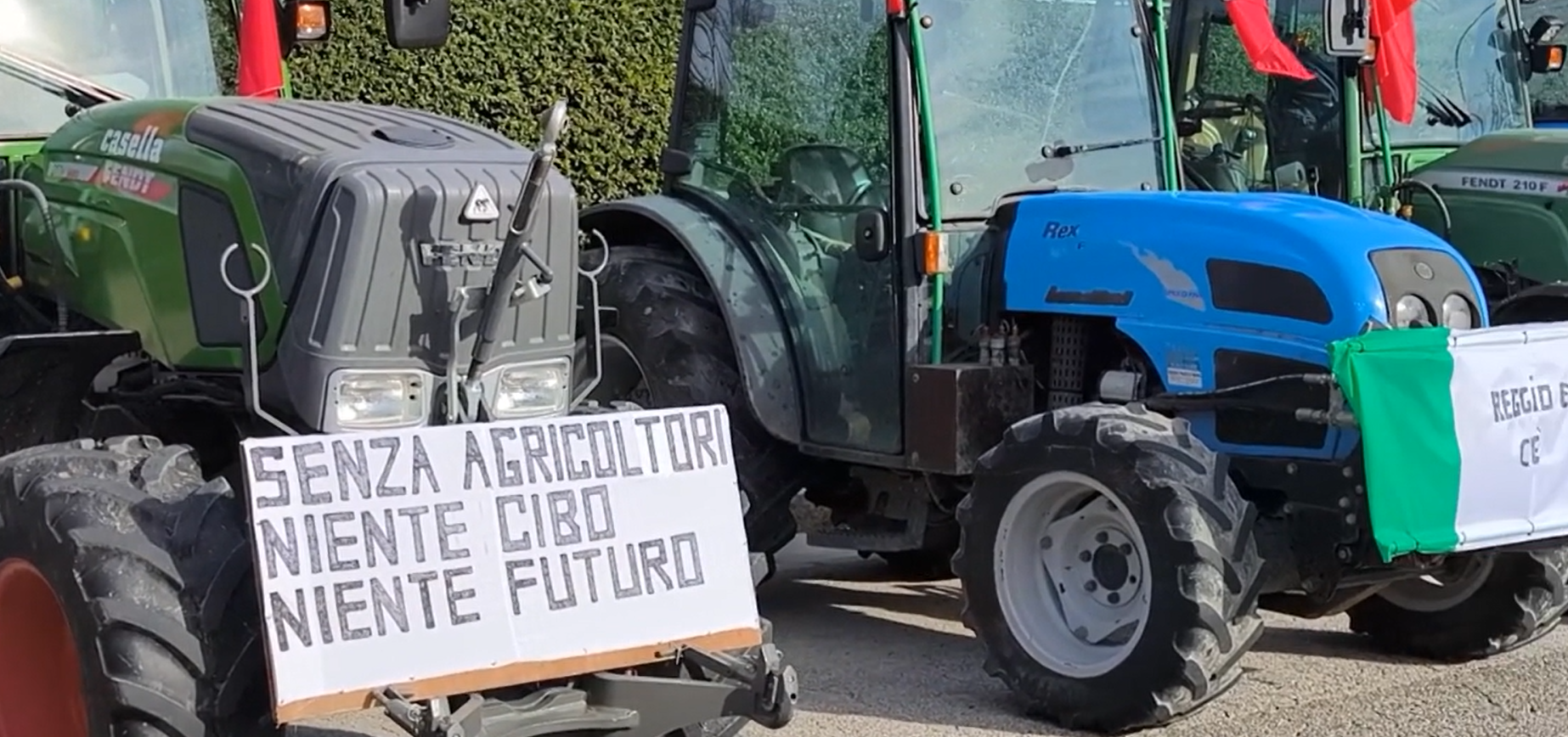 Alcuni dei trattori della manifestazione di Bologna