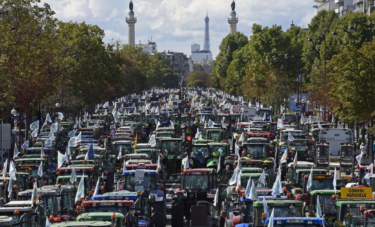 Centinaia di trattoristi francesi marciano lungo le strade di Parigi