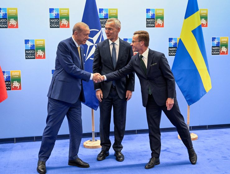 Il premier svedese Kristersson (a destra) con il presidente turco Erdogan (a sinistra) e il Segretario Generale della NATO Stoltenberg (al centro).