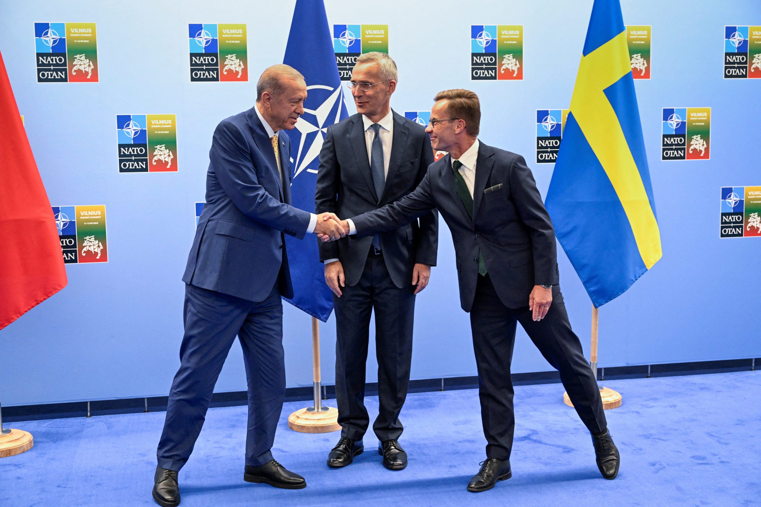 Il premier svedese Kristersson (a destra) con il presidente turco Erdogan (a sinistra) e il Segretario Generale della NATO Stoltenberg (al centro).