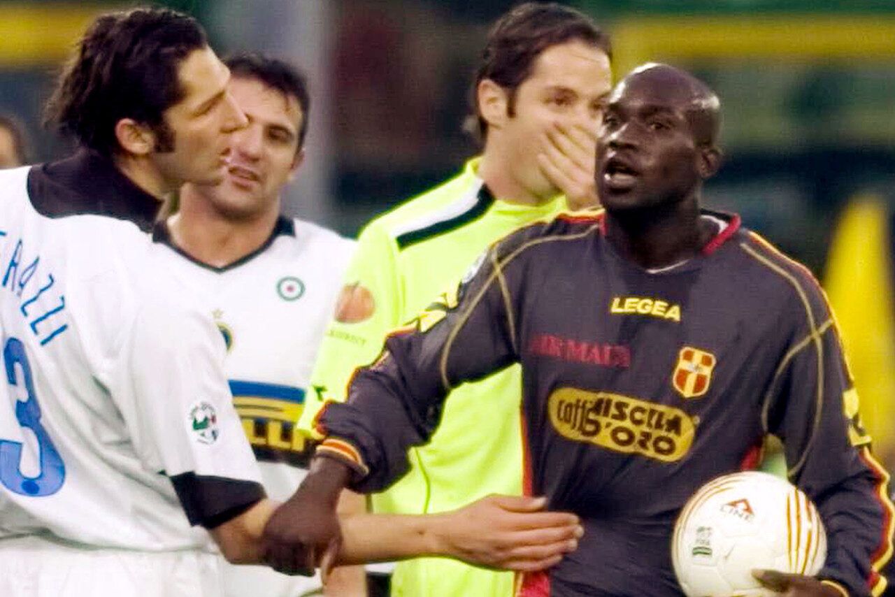 André Kpolo Zoro, difensore ivoriano del Messina, ferma il gioco durante la partita contro l'Inter