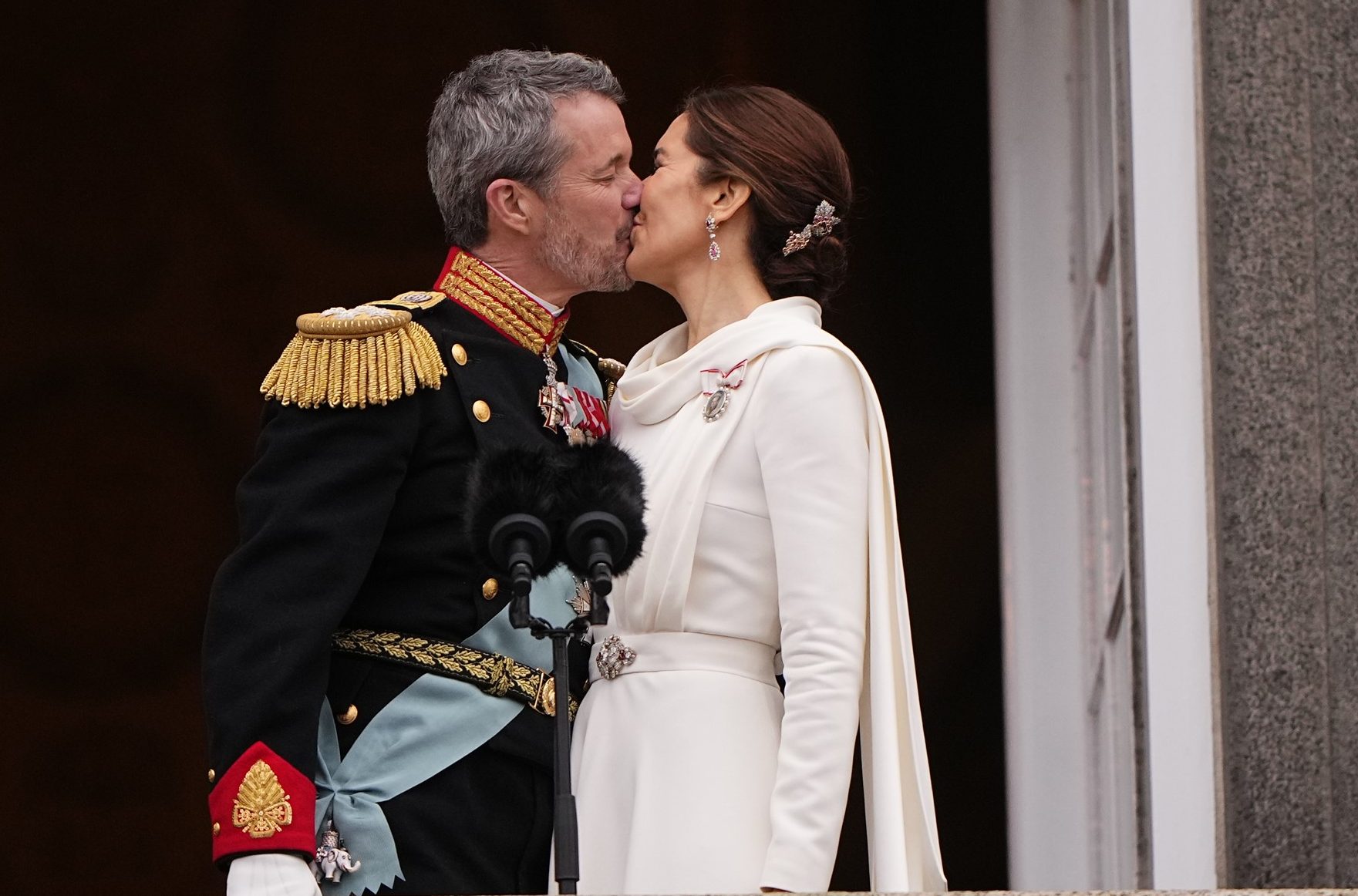 Il bacio tra re Federico X e la regina Mary.