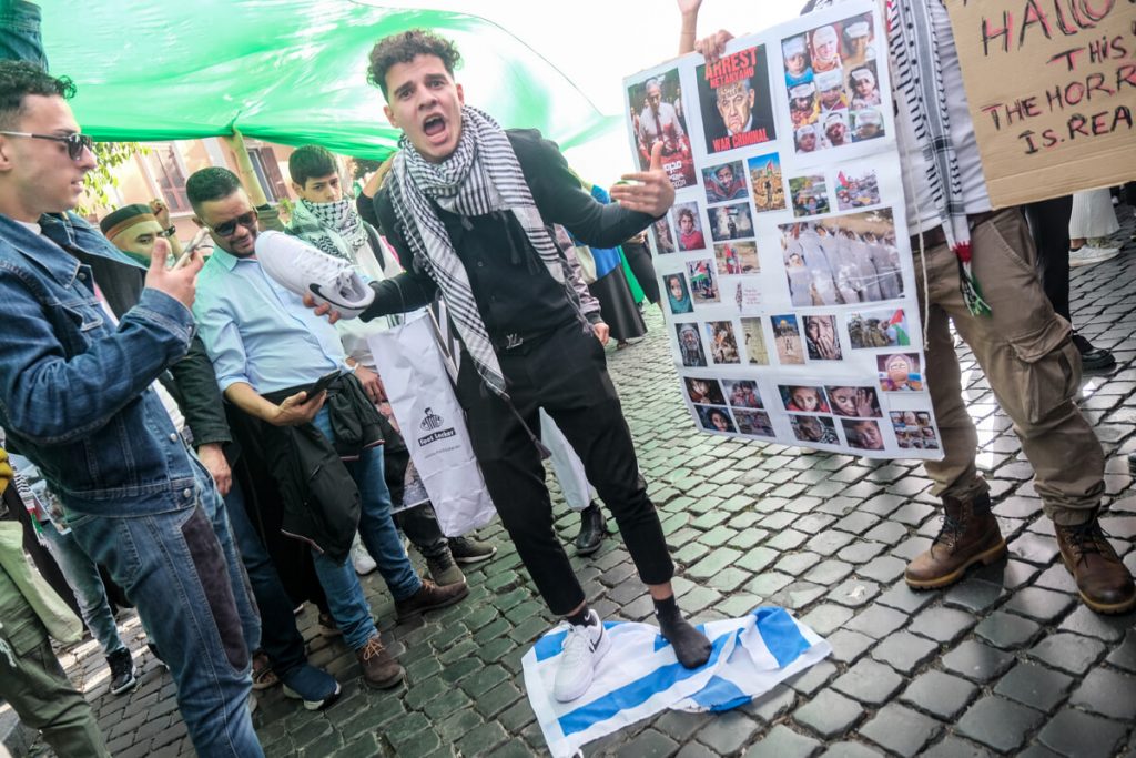 Un manifestante strappa la bandiera israeliana alla sede della Fao, a Roma