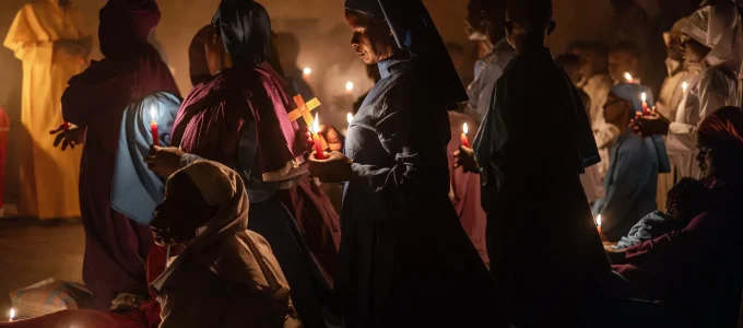 Una suora e diversi fedeli africani.