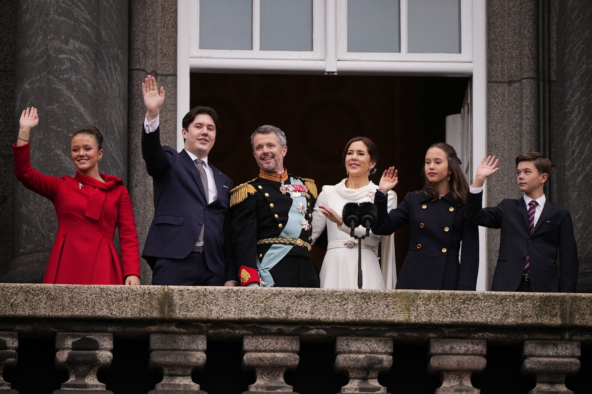 La famiglia reale al completo sul balcone del palazzo di Christiansborg. Da sinistra, la principessa Isabella, il principe ereditario Cristiano, re Federico X, la regina Mary, i principi Josephine e Vincent.