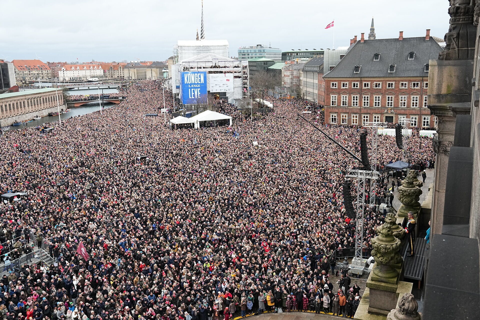 La folla che ha assistito all'avvicendamento sul trono di Danimarca è un ottimo termometro per capire la popolarità della monarchia nel Paese. nonostante il suo stile molto moderno e naturale, l'istituto monarchico è ancora saldamente nei cuori delle persone.